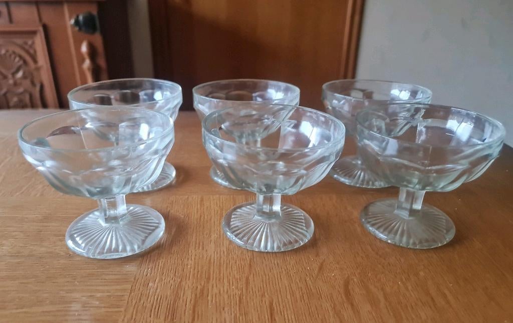 6 dessertglazen op voet :  vb. ijscoupes / aperitiefhapjes, Ophalen of Verzenden, Zo goed als nieuw
