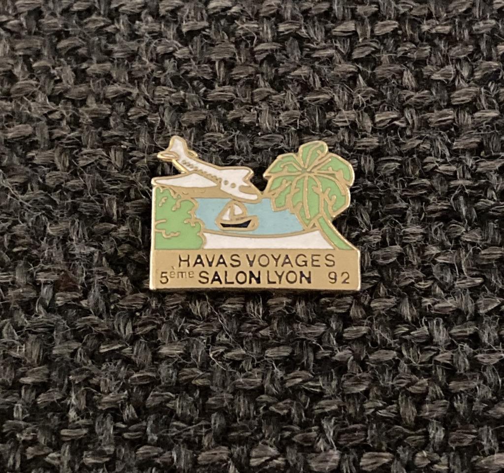 PIN - HAVAS VOYAGES - SALON LYON, Envoi, Utilisé, Autres sujets/thèmes, Insigne ou Pin's