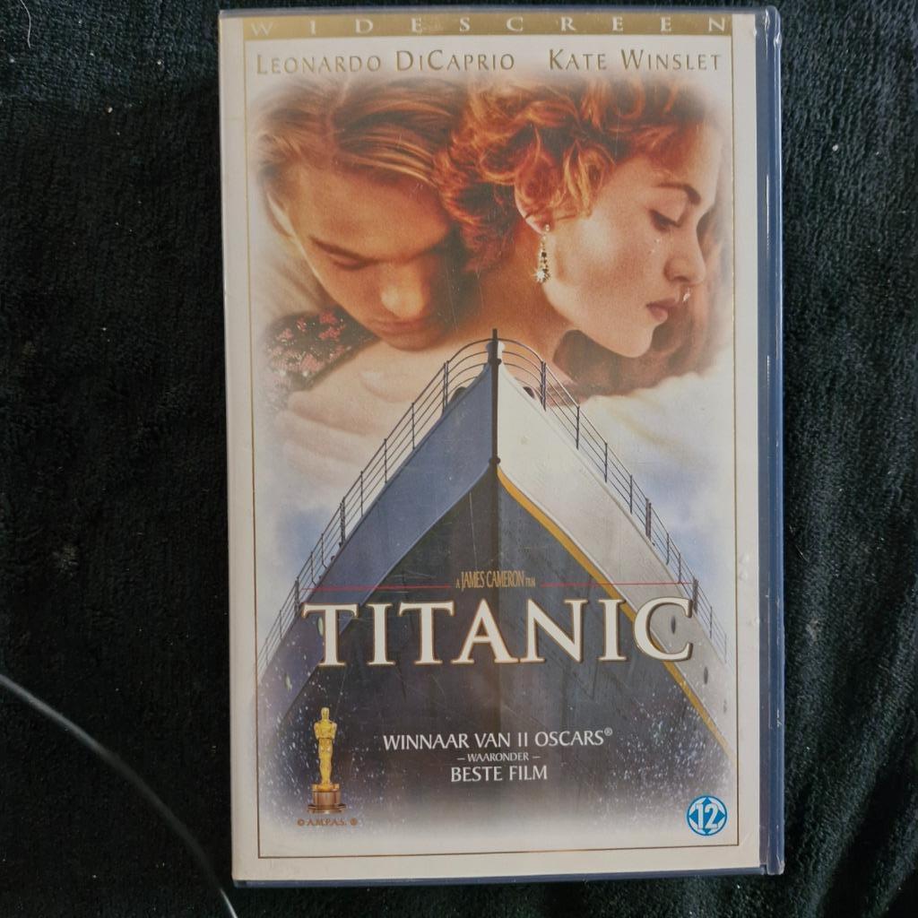 Video TITANIC. Laag prijsje, CD & DVD, VHS | Film, À partir de 12 ans, Enlèvement, Utilisé, Drame