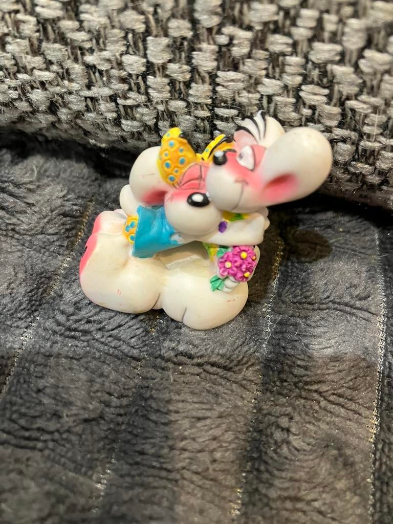 Une statue de Diddl de 3,5 cm donne des fleurs à Diddlina, Enlèvement ou Envoi, Diddl, Utilisé