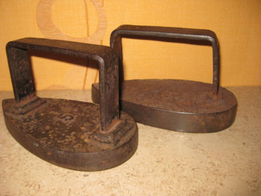 2 oude metalen strijkijzers, Ophalen of Verzenden