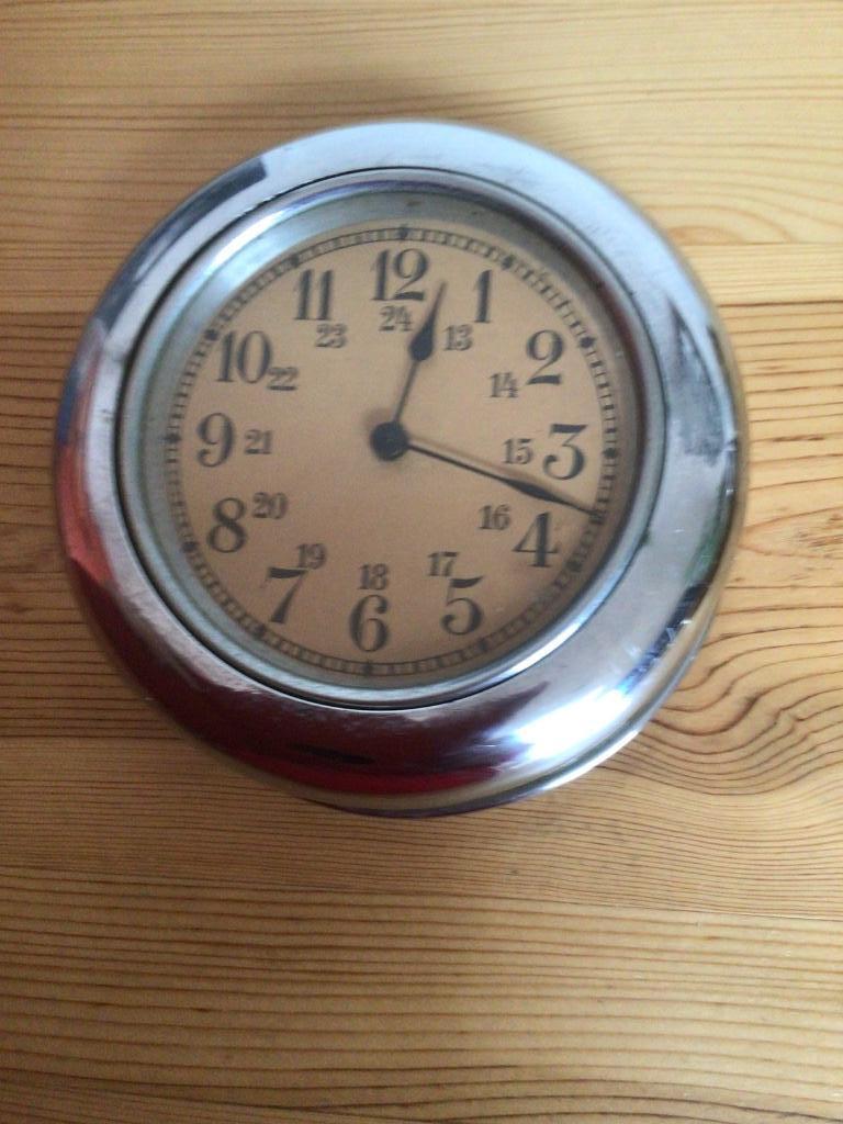 Petite Horloge swiss murale rare couleur argent., Antiek en Kunst, Ophalen