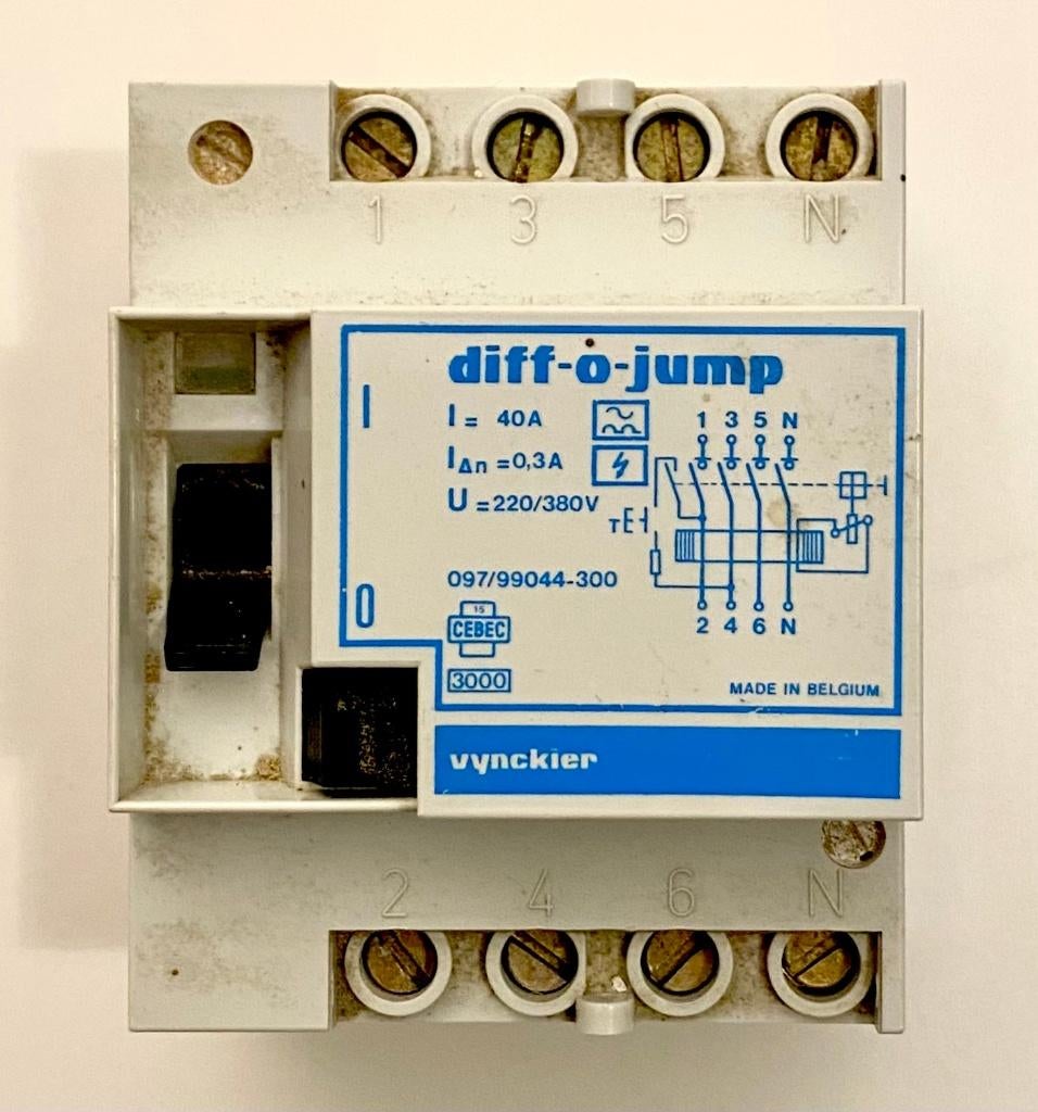 Commutateur de perte de courant Vynckier 40A 300mA - 2X, Hobby & Loisirs créatifs, Composants électroniques, Utilisé, Enlèvement ou Envoi