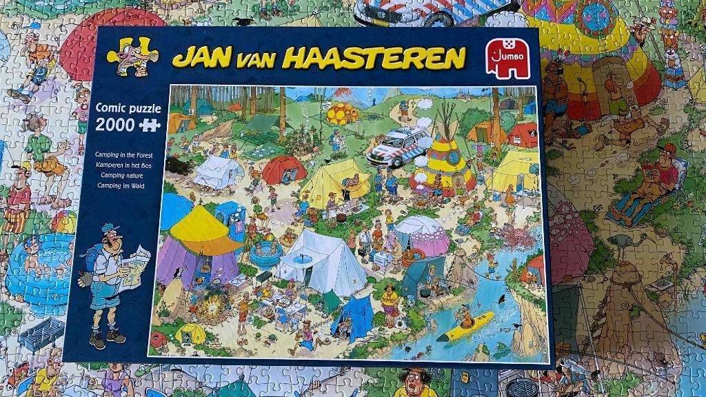 Jan Van Haasteren - 2000 stukjes - kamperen in het bos, Hobby en Vrije tijd, Denksport en Puzzels, Ophalen of Verzenden, Meer dan 1500 stukjes