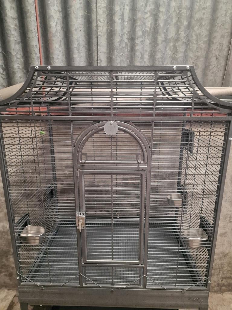 Belle cage pour oiseaux de taille moyenne en très bonne état, Animaux & Accessoires, Enlèvement, Neuf, Métal, Cage à oiseaux