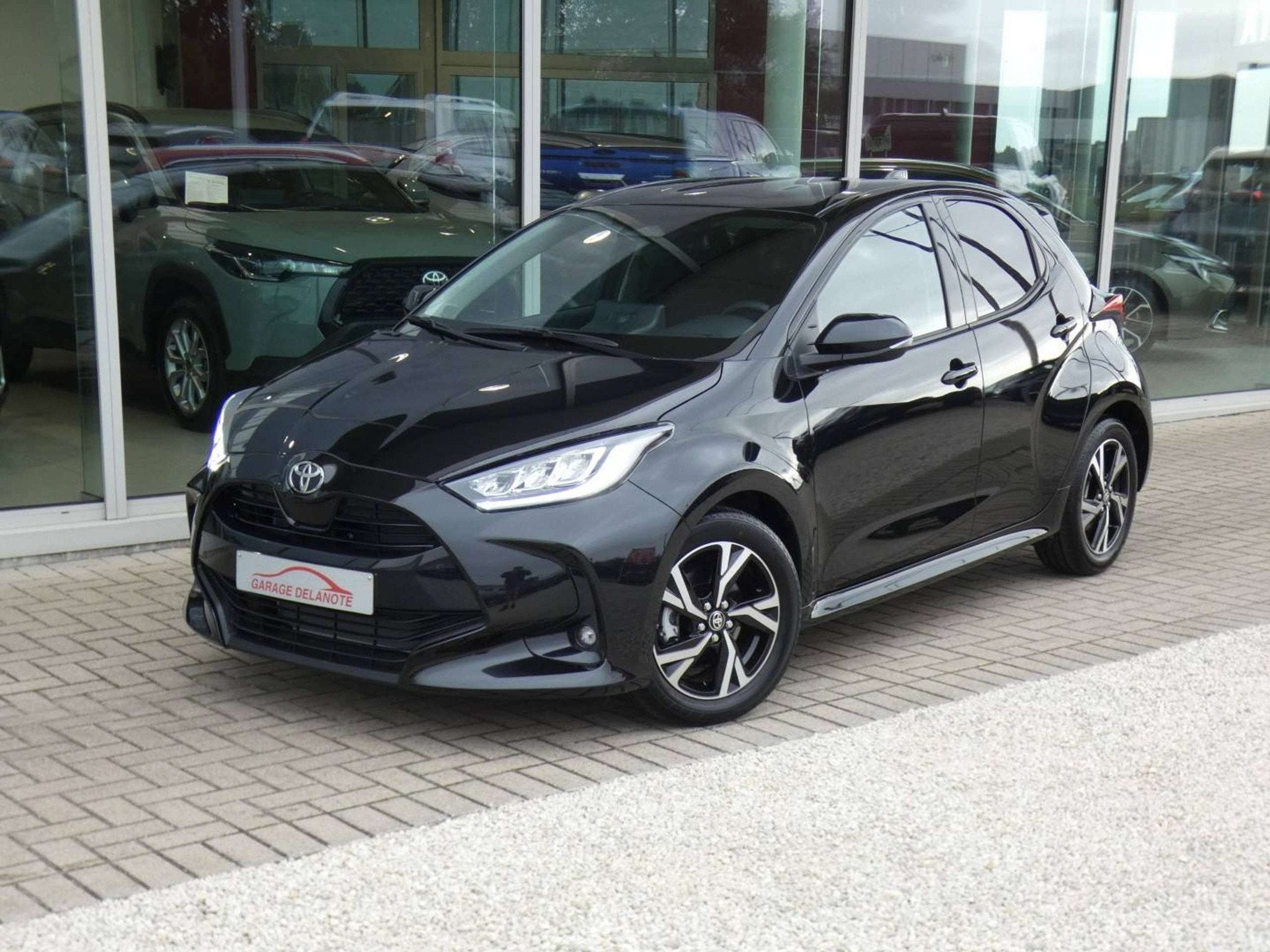 Toyota Yaris Hybrid *ICONIC* +GROOT SCHERM +GPS +Parkeercame, 91 g/km, Stof, Gebruikt, Zwart
