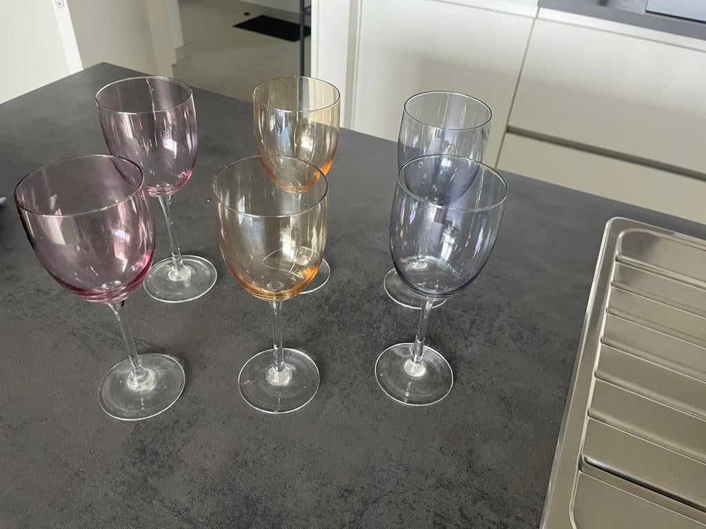 6 mooi wijnglazen nog van mijn oma 3 kleuren, Ophalen, Zo goed als nieuw