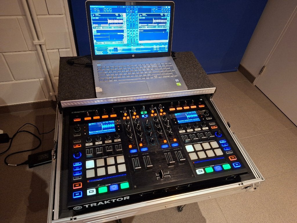 Traktor Kontrol S8 + Flight case + Software, Muziek en Instrumenten, Ophalen, Zo goed als nieuw, Draaitafel, Overige merken
