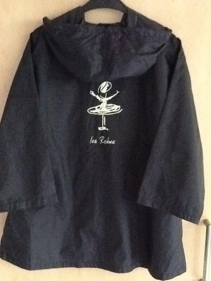 Jas-Regenjas LES ROBES.  maat 104. Meisje., Kinderen en Baby's, LES ROBES., Meisje, Ophalen of Verzenden, Zo goed als nieuw