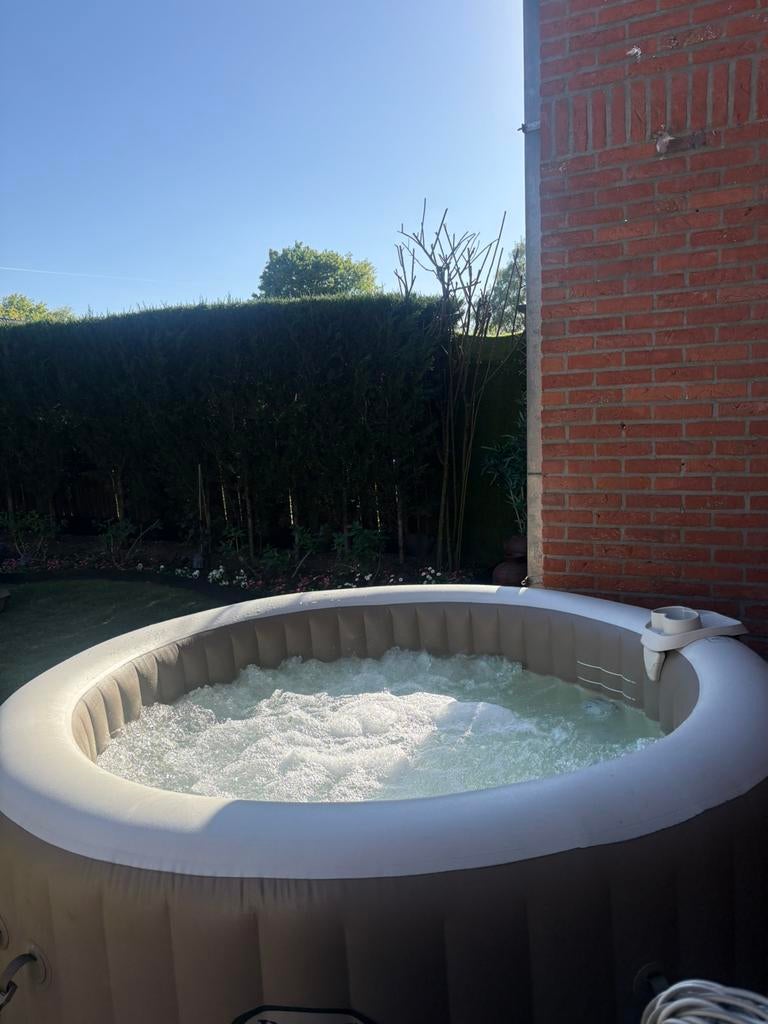 Intex jacuzzi, Ophalen, Zo goed als nieuw, Filter, Vast