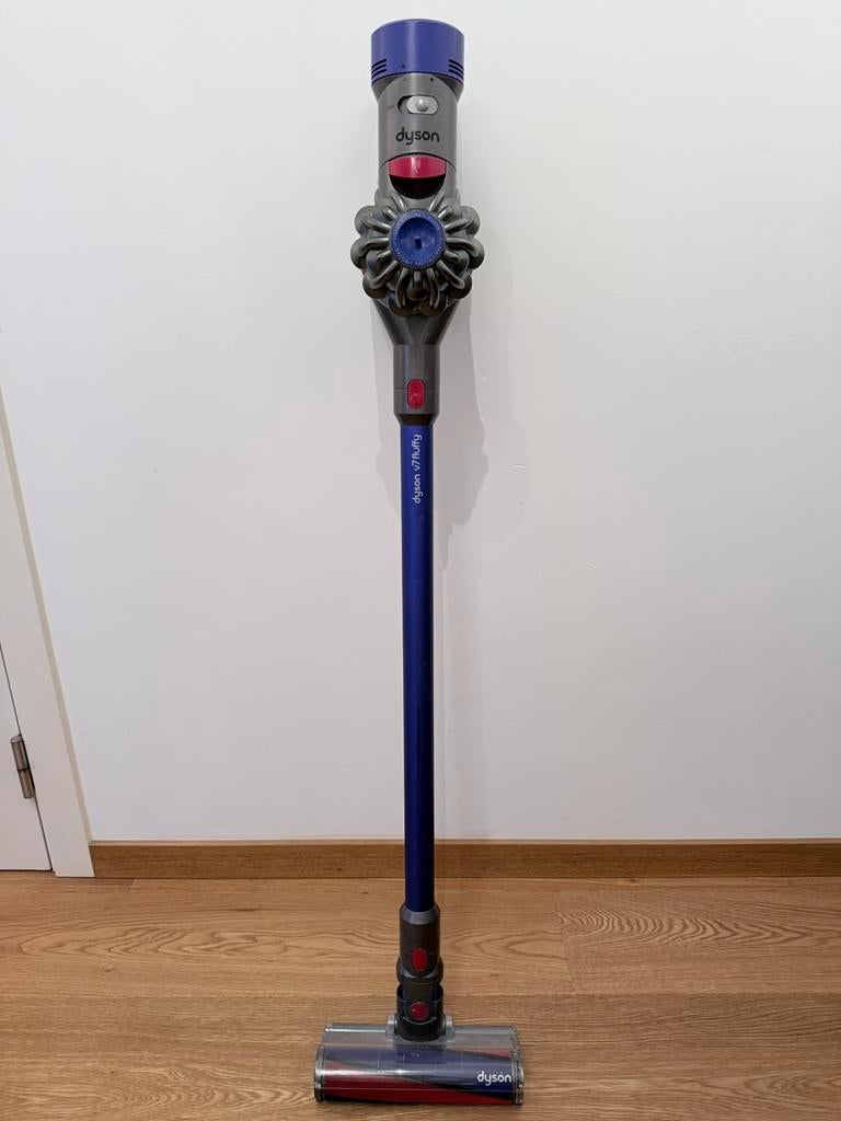 Aspirateur balais - Dyson V7 Flufly, Elektronische apparatuur, Stofzuigers, Ophalen, Stofzuiger, Zo goed als nieuw, Minder dan 1200 watt