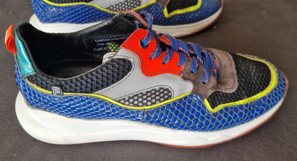 Sneakers Floris van Bommel, Ophalen