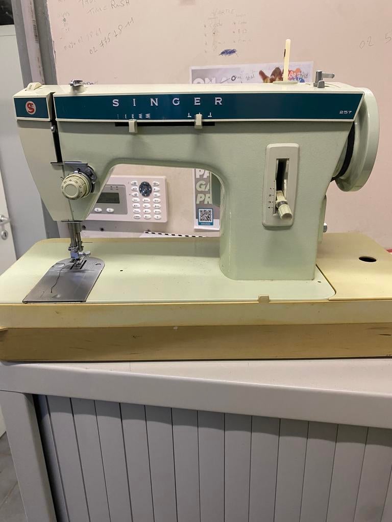 Machine à coudre SINGER 257, Hobby & Loisirs créatifs, Enlèvement, Comme neuf, Machine à coudre, Singer