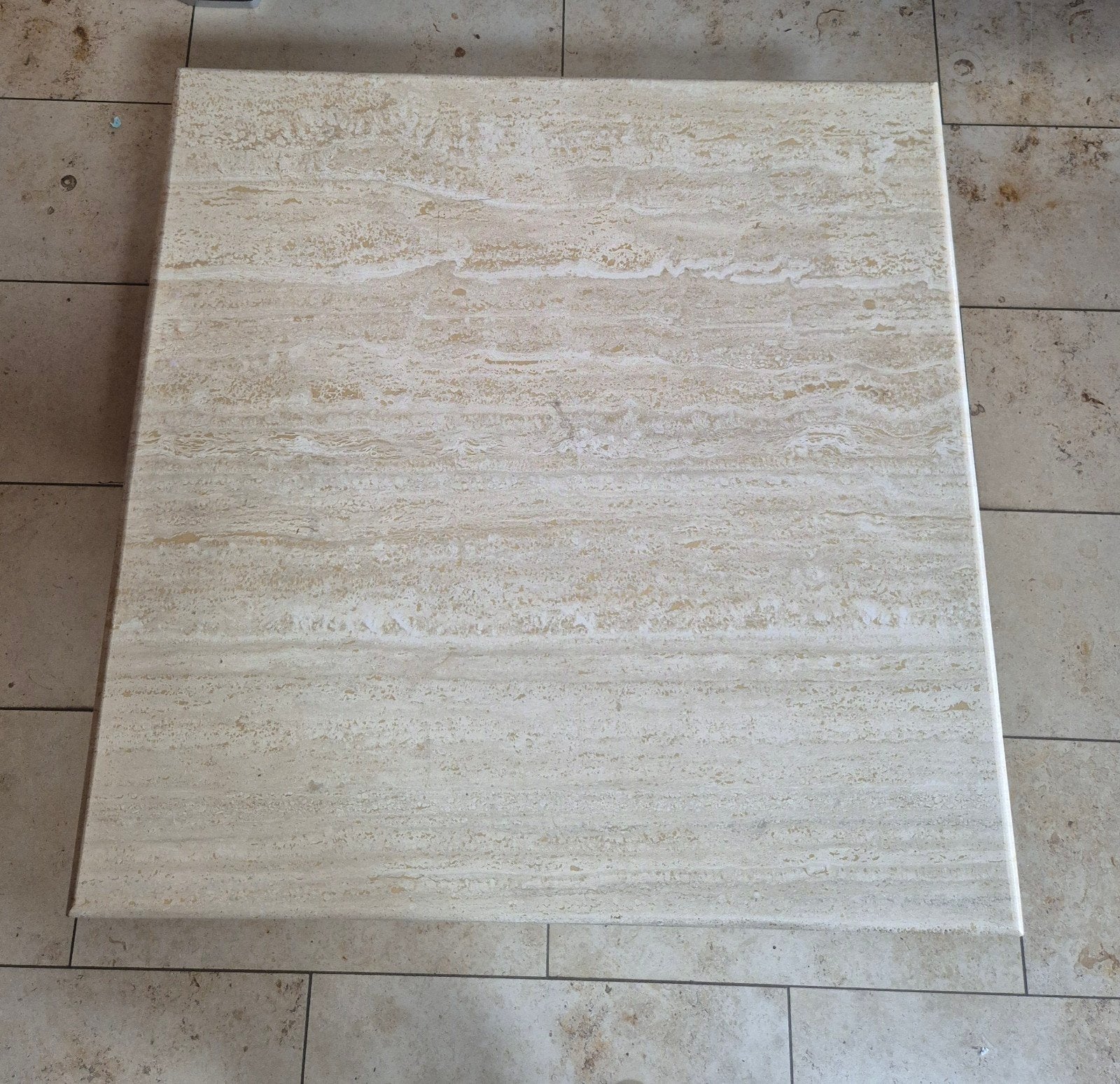 Een gepolijste travertin salontafel, Maison & Meubles, Enlèvement, Utilisé, Beige