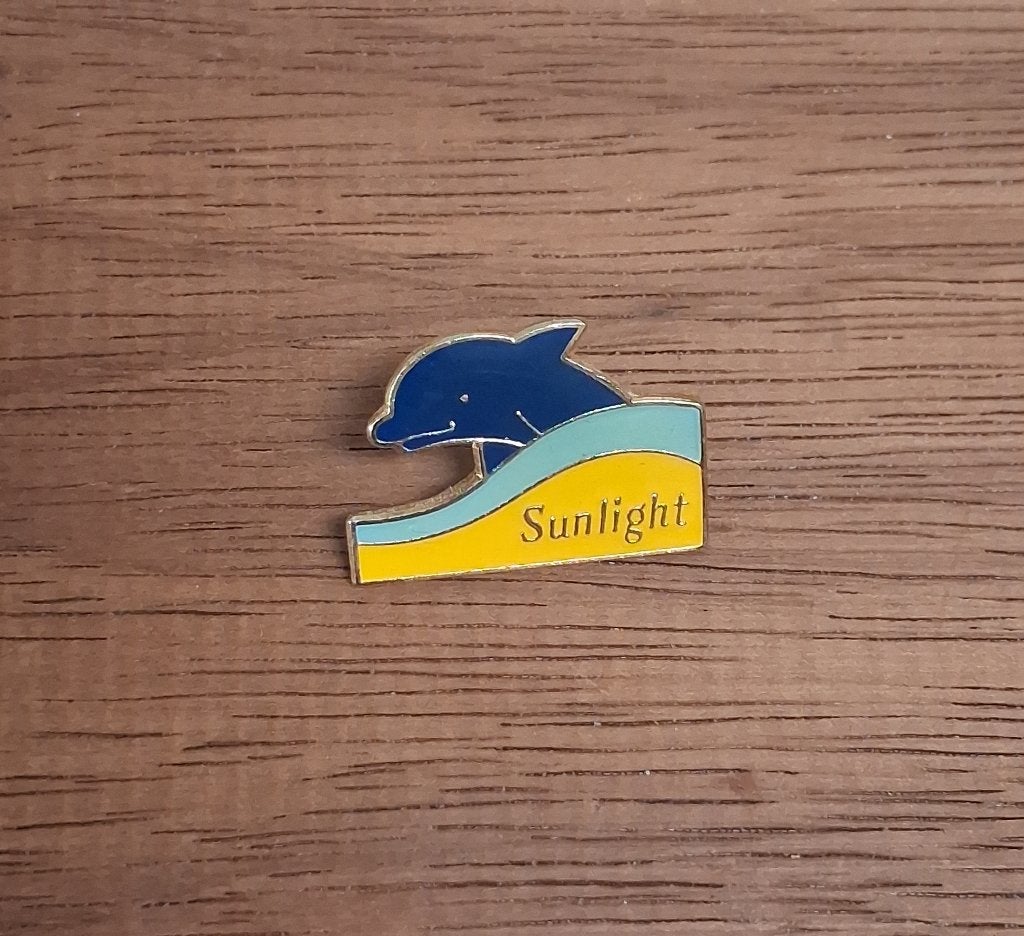 PIN - SUNLIGHT - ZEEP - DOLFIJN - SAVON - DAUPHIN, Collections, Envoi, Utilisé, Marque, Insigne ou Pin's