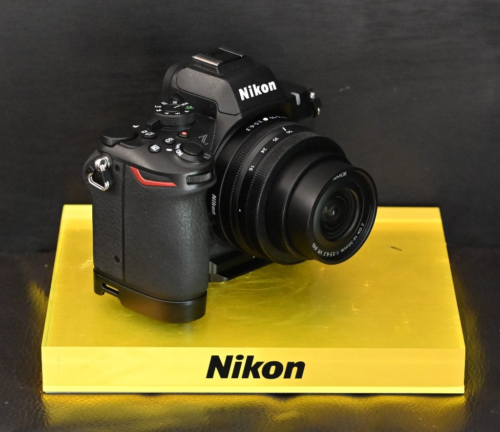Nikon Z50 II + objectif 16-50 mm (9717 clics), Enlèvement ou Envoi, Moins de 4 fois, Écran inclinable/pivotant, Poignée