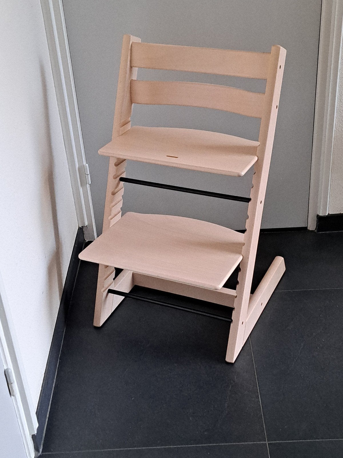 Chaise pour bébé Stokke Tripp Trapp NEW MODEL en badigeonnag, Enfants & Bébés, Enlèvement, Comme neuf, Chaise évolutive, Coulissant
