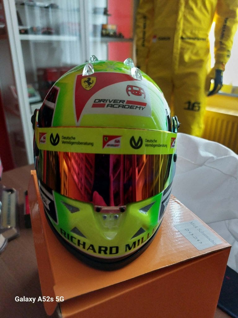 casque 1/2 Mick Schumacher, Hobby & Loisirs créatifs, Enlèvement, Neuf, Autres échelles, Pièce