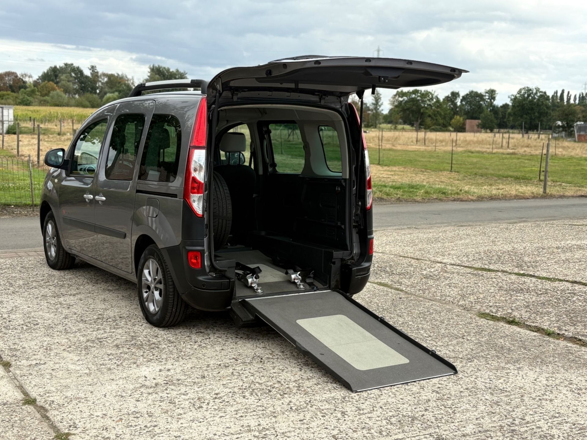 Renault Kangoo 1.2benzine Rolstoel Invalide TPMR, Auto's, Voorwielaandrijving, Monovolume, 82 kW, Kangoo