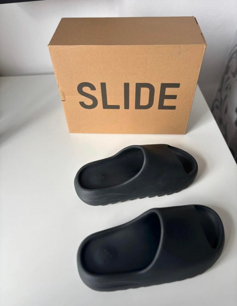 Yeezy slide adidas noir comme neuves avec boîte, Kleding | Heren, Schoenen, Ophalen of Verzenden, Zo goed als nieuw, Zwart