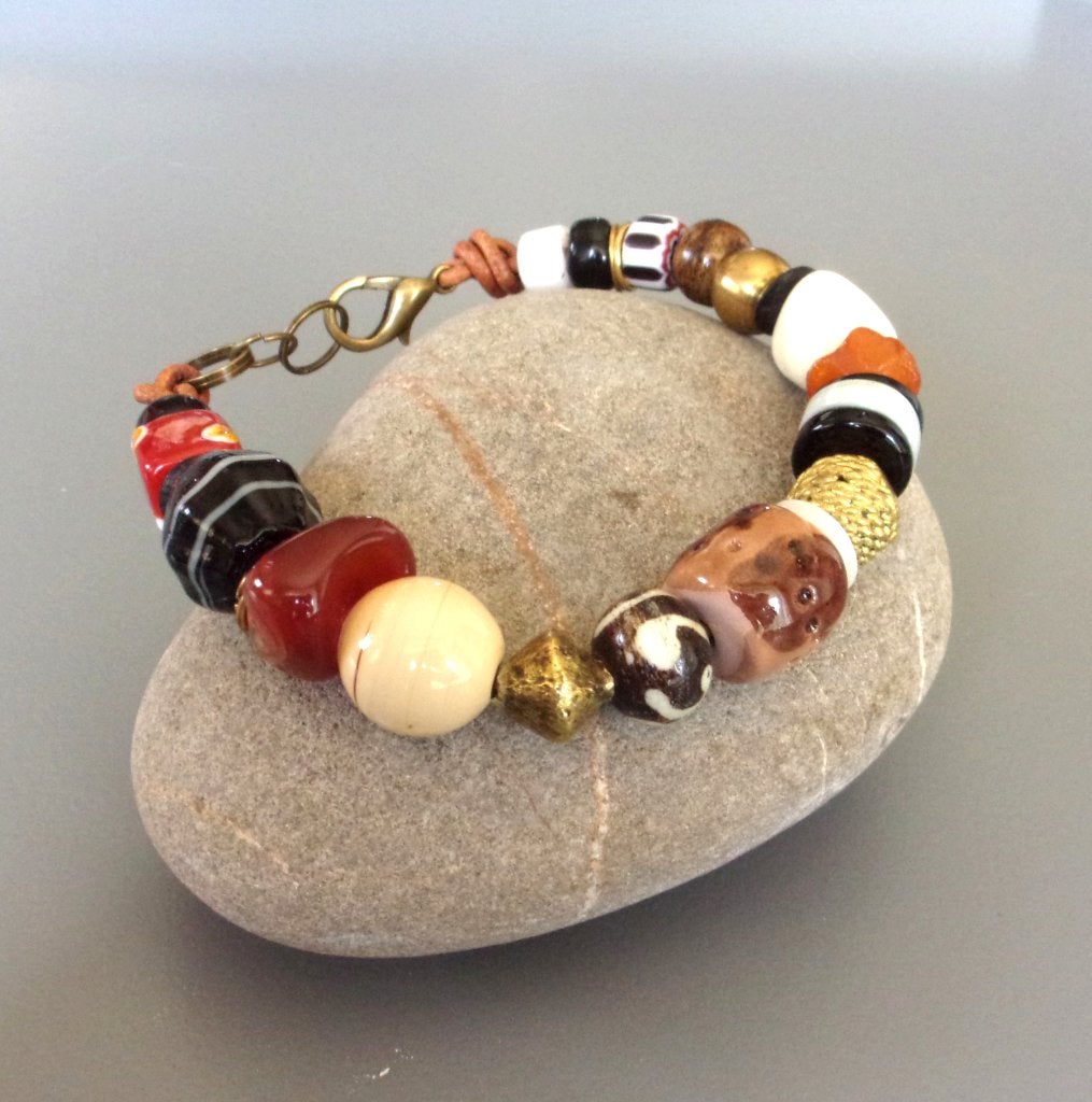 Armband voor heren of dames met antieke ruilkralen, agaat, Met bedels of kralen, Bruin, Nieuw, Leer