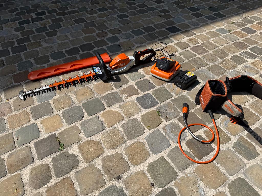 Stihl heggenschaar HSA 130R met accu’s lader en heuptas, Tuin en Terras, Ophalen, Gebruikt, Accu, Viking / Stihl