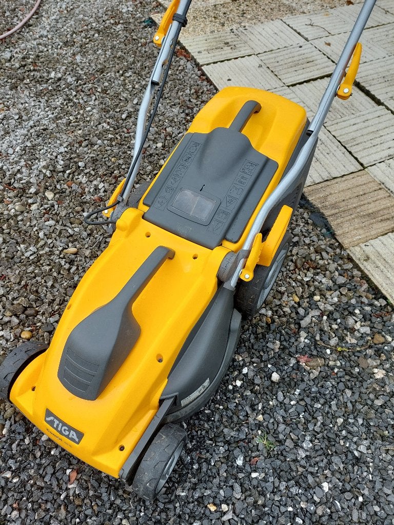 Tondeuse Gazon Stiga Combi 40E, Stiga, Démarrage électrique, Comme neuf, 40 à 49 cm