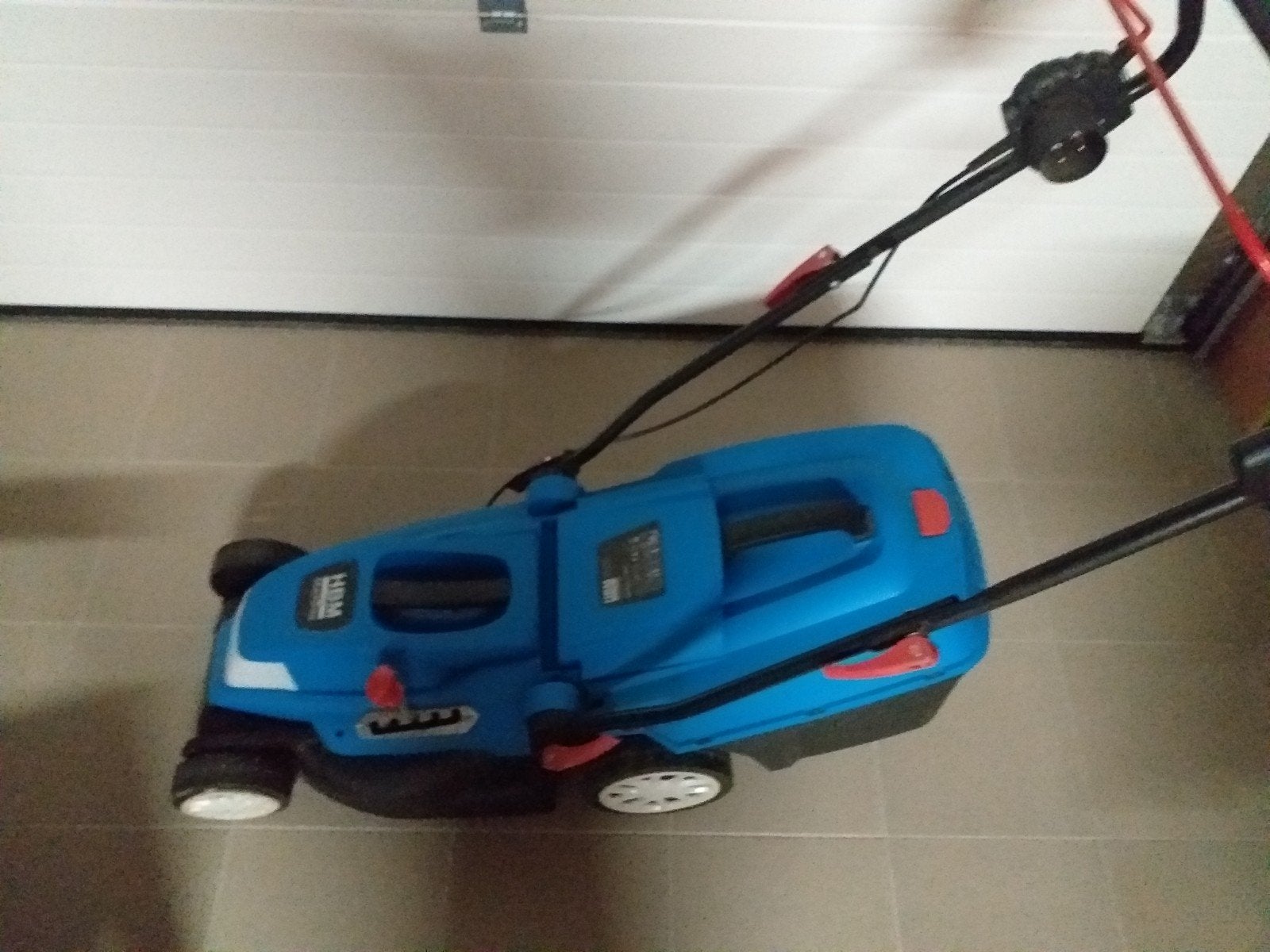 Een elektrische grasmachine in hoogte verstelbaar en werkt, Tuin en Terras, Ophalen