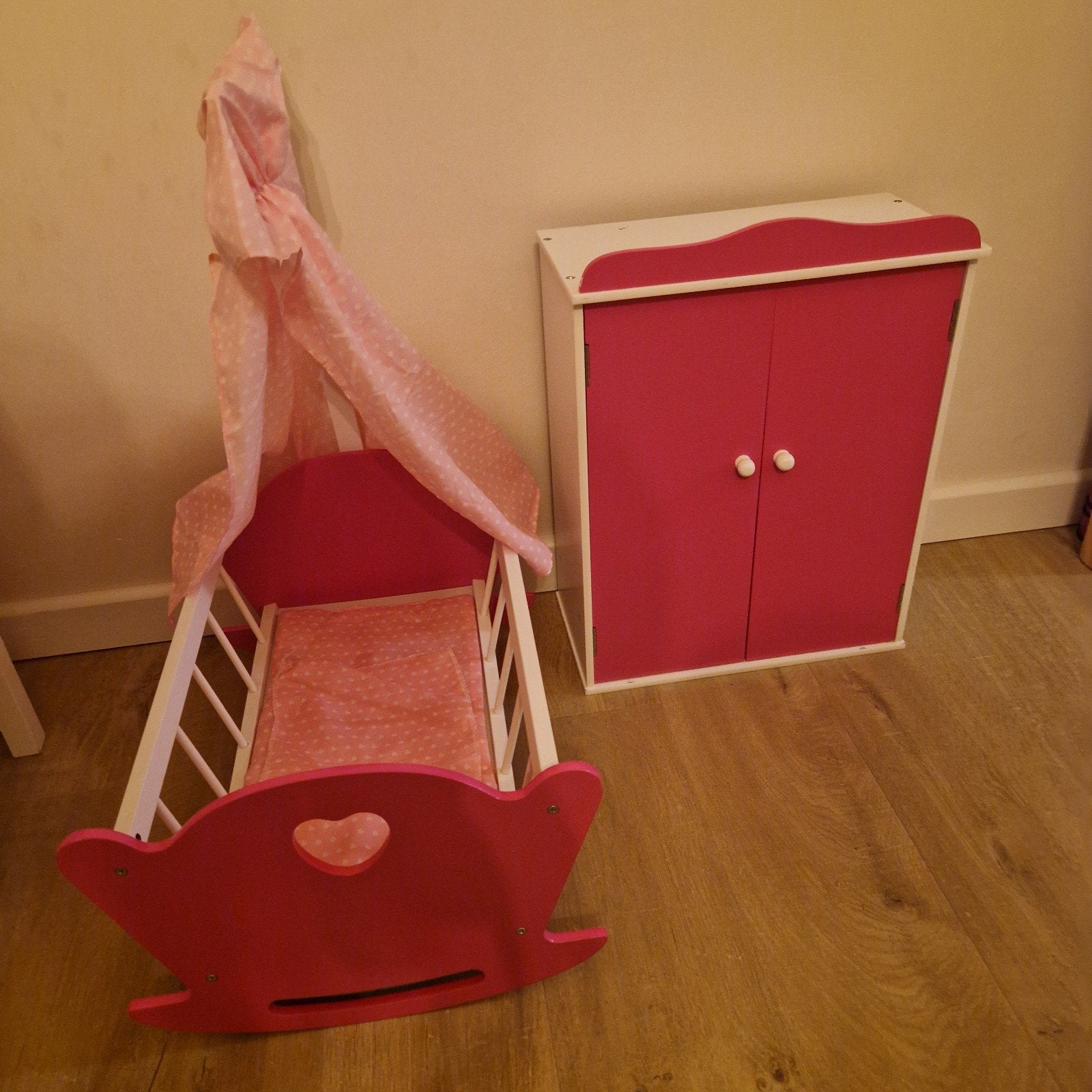 poppenbed + kast, Kinderen en Baby's, Speelgoed | Poppen, Ophalen, Zo goed als nieuw