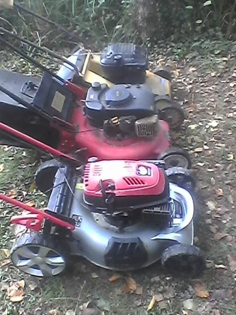a vendre lot  de  3 tondeuse  pour  pièce, Tondeuse rotative, Briggs & Stratton, Utilisé, Sac de ramassage