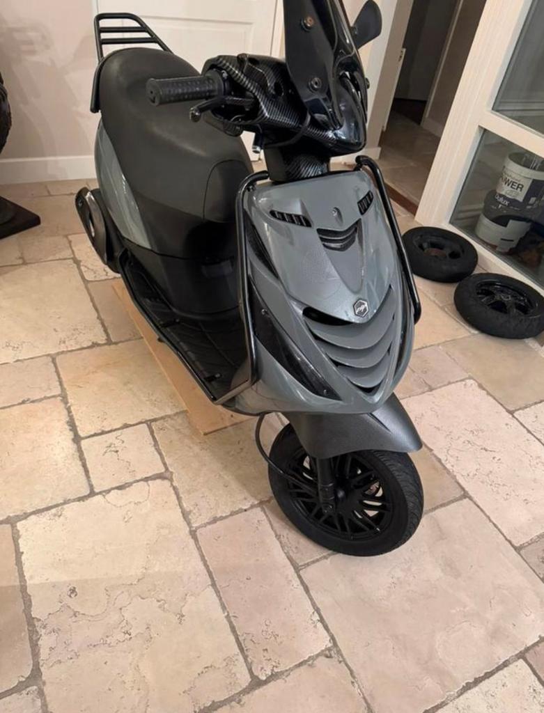 Piaggio zip 4tkt 2v bj 2010 carbon edition, Fietsen en Brommers, Ophalen, Zo goed als nieuw, Piaggio