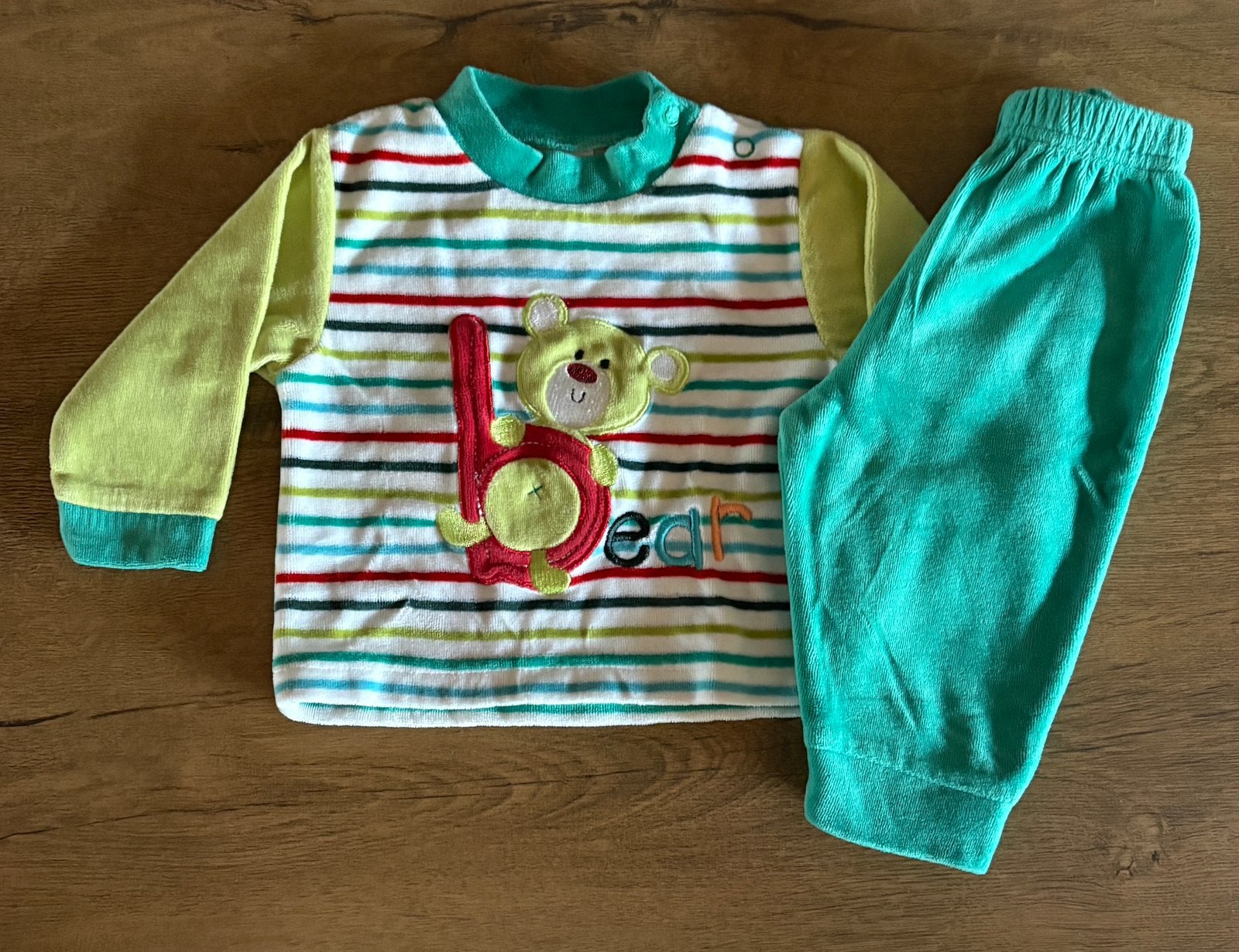 Pyjama en velours dans les tons vert - C&A - 6 mois - 5€, Ophalen of Verzenden, Zo goed als nieuw, Jongetje, Nacht- of Onderkleding