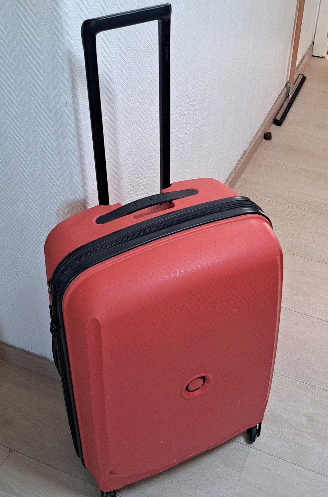 Delsey middelgrote koffer, harde schaalwagen met 4 wielen, Handtassen en Accessoires, Ophalen, Zo goed als nieuw, Wieltjes