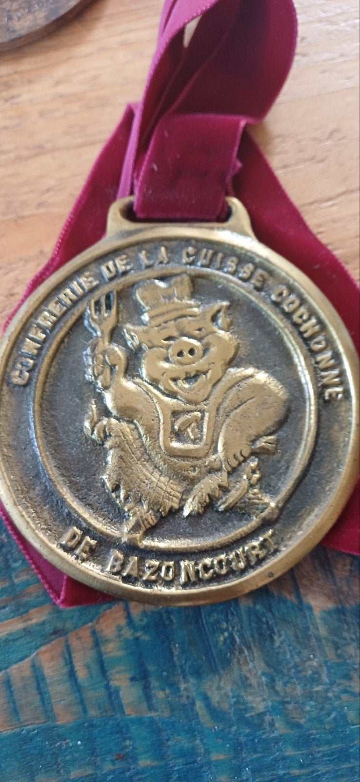 1 Médaille Confrérie de la Cuisse Cochonne de Bazoncourt, Timbres & Monnaies, Pièces & Médailles, Enlèvement ou Envoi, Autres matériaux