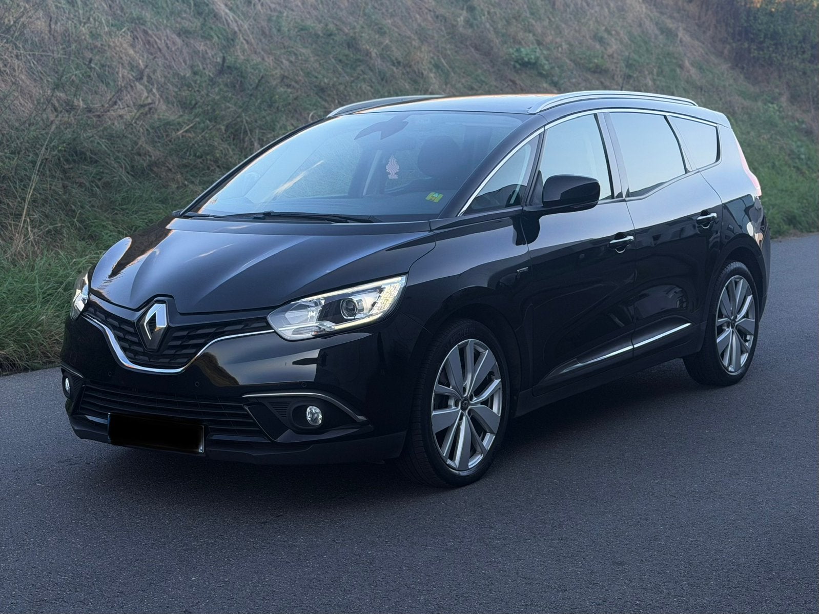 Renault Grand Scenic Limited 1.3 Tce 7plaats, Auto's, Dealer onderhouden, Zwart, Bedrijf, Handgeschakeld