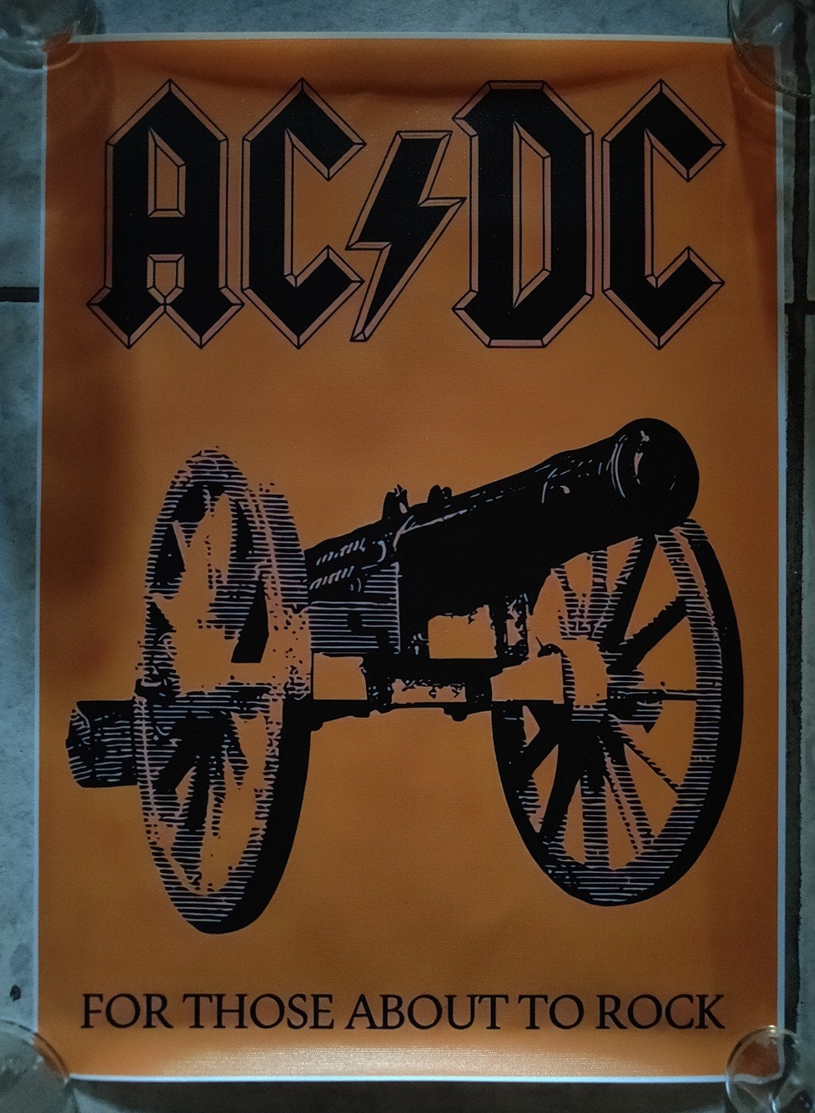 Affiche toile AC/DC "For Those About To Rock" 30,5 x 42 cm, Collections, Neuf, Enlèvement ou Envoi, Rectangulaire vertical, A1 jusqu'à A3