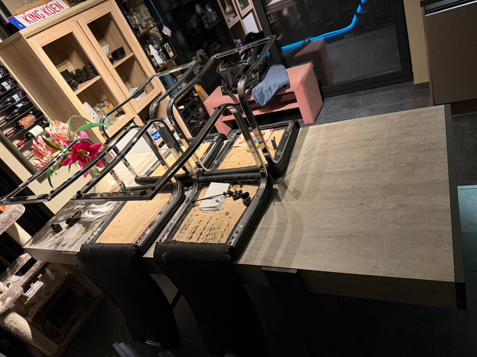 Tafel en stoelen te koop , ( stoelen zijn beschadigd ), Ophalen, Zo goed als nieuw