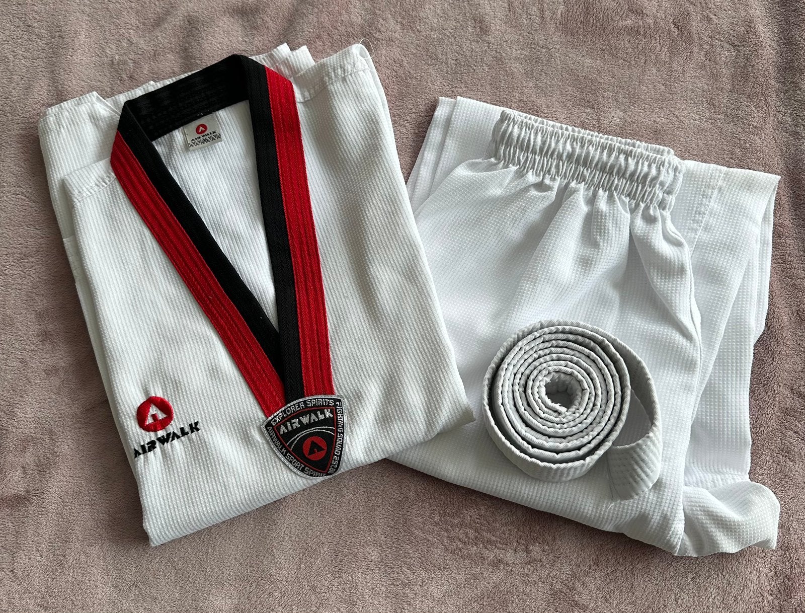 Taekwondo pak maat 150, Sports & Fitness, Taekwondo, Taille XS ou plus petite, Utilisé, Vêtements d'arts martiaux