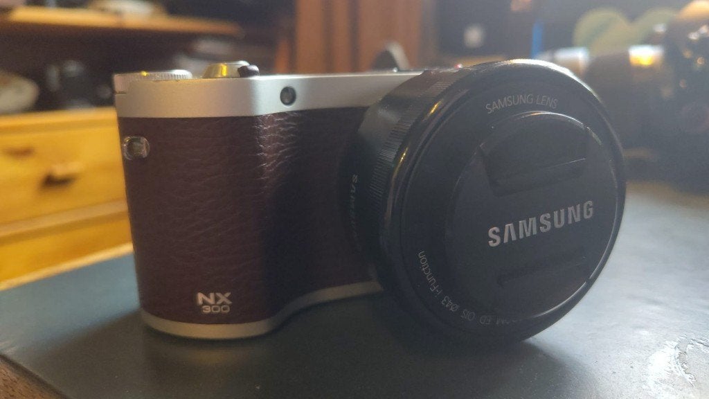 Samsung NX300 body bruin/zilver + 16-50mm lens, TV, Hi-fi & Vidéo, Sans zoom optique, Écran inclinable/pivotant, 20 mégapixels