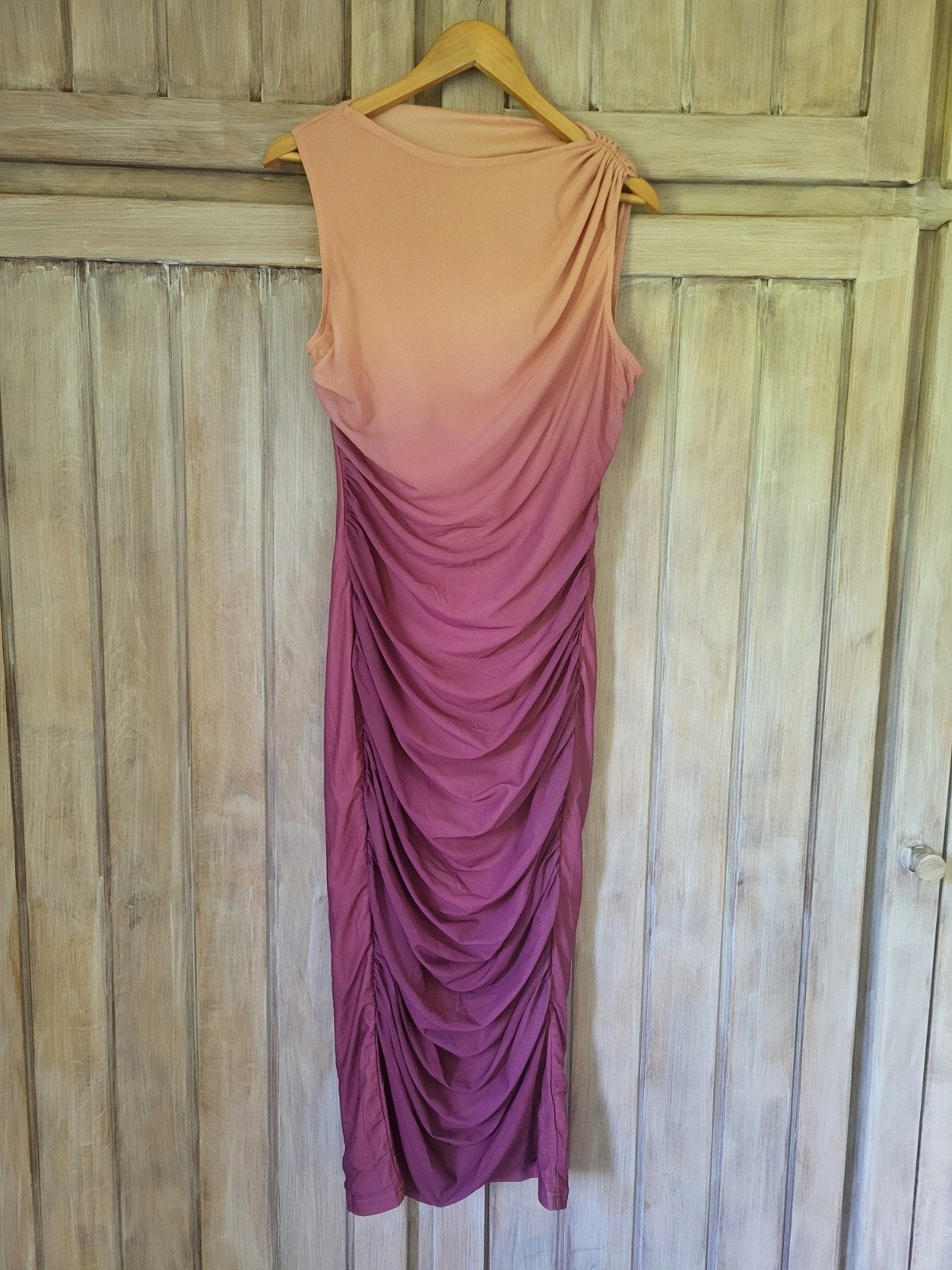 Feestjurk (maat 38)

+/- 125cm lang

Heel aangenam, Kleding | Dames, Ophalen of Verzenden, Maat 38/40 (M)