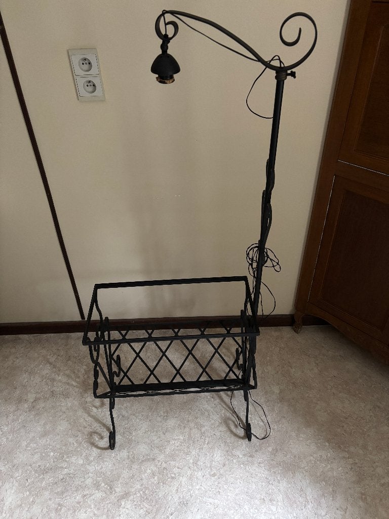 Vintage smeedijzeren krantenhouder met licht, Ophalen, Gebruikt