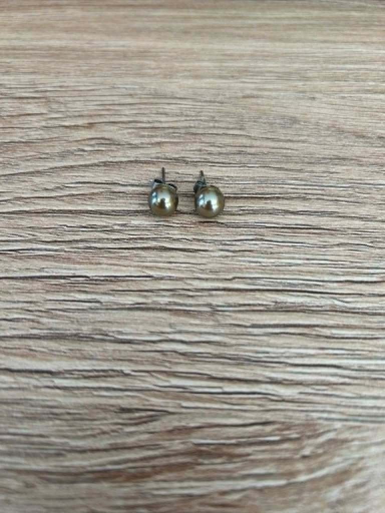 Boucle d’oreille petite boule verdâtre, Handtassen en Accessoires, Oorbellen, Ophalen, Zo goed als nieuw, Groen, Knopjes of Stekers