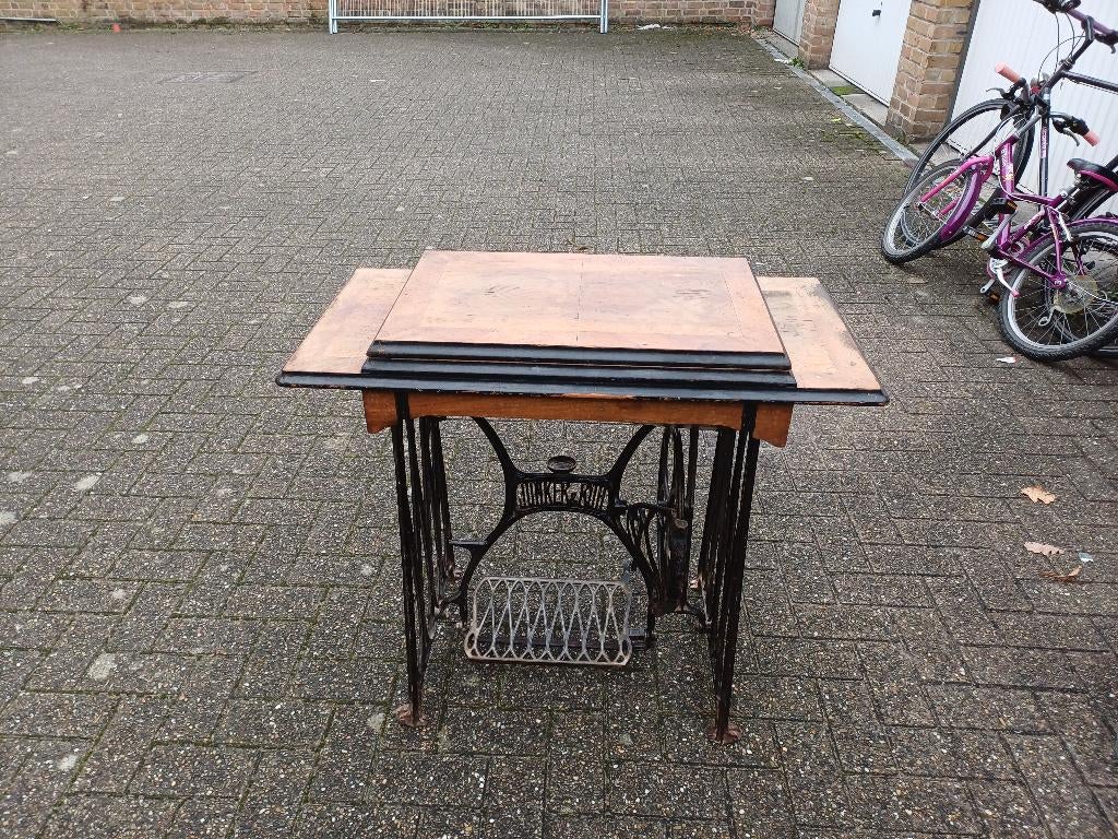 Antieke naaimachine, Ophalen