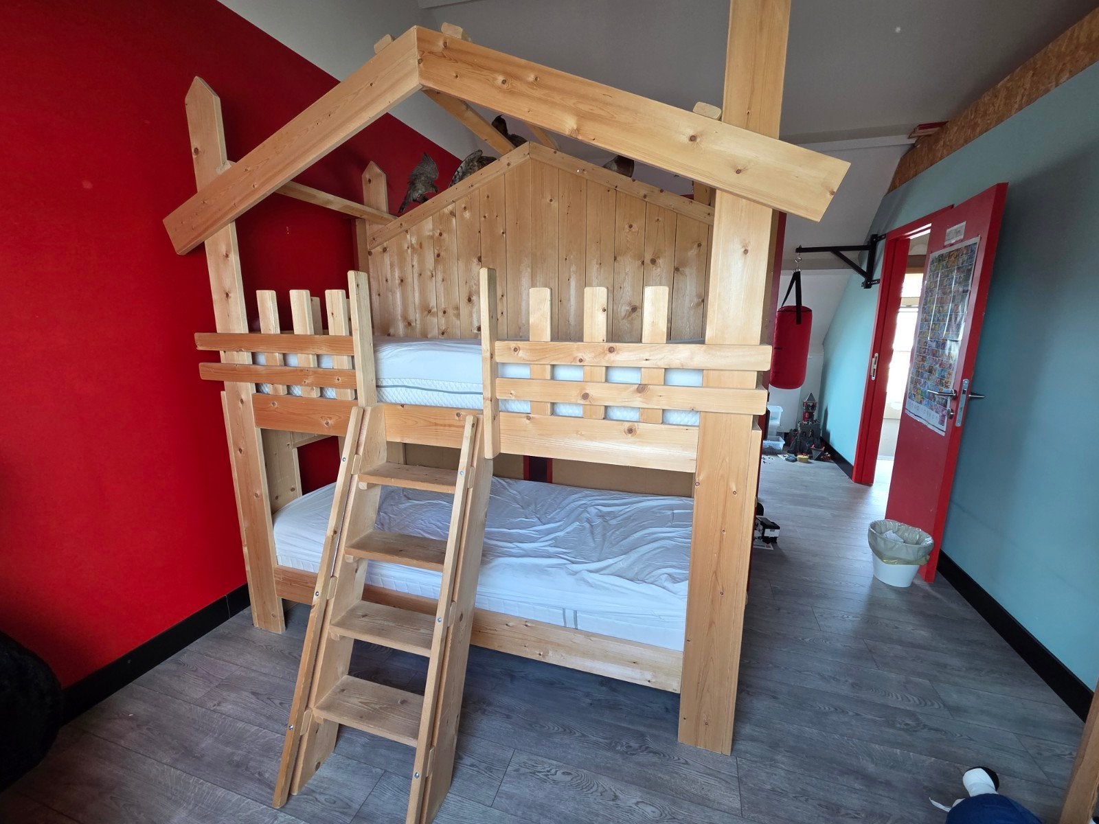 Steigerhouten stapelbed, Enlèvement, Lits superposés