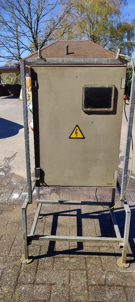 werfkast elektriciteit in verzinkt frame, Doe-het-zelf en Bouw, Ophalen, Gebruikt, Stopcontact