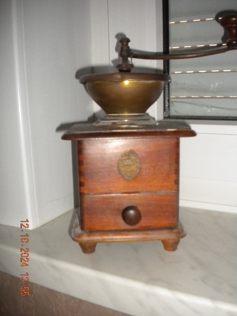 Antiek koffiemolen, Ophalen