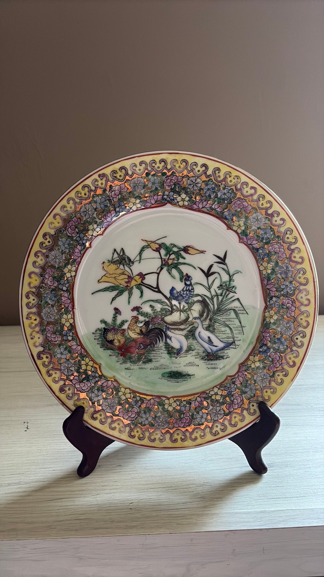 Assiette chinoise Famille Rose Roosters & Canards + support, Antiquités & Art, Enlèvement ou Envoi