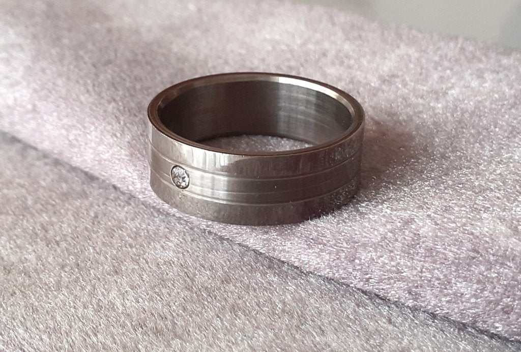 Herenring zilver met wit diamantje op band, Handtassen en Accessoires, Ringen, 20 of groter, IJzer of Staal, Heer, Nieuw