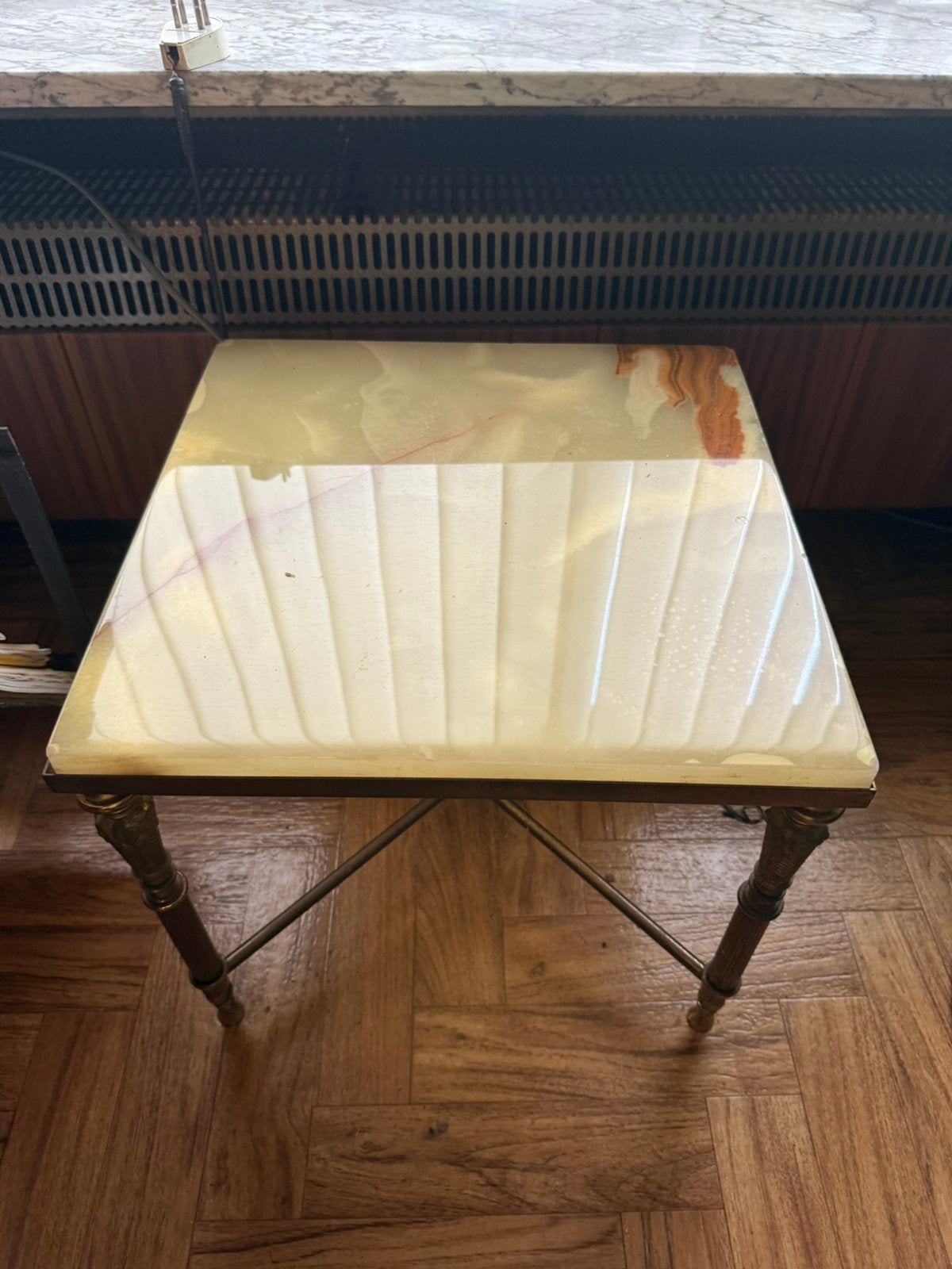 neoklassieke bijzettafel met een blad van geel onixmarmer, Huis en Inrichting, Tafels | Salontafels, Ophalen, Zo goed als nieuw