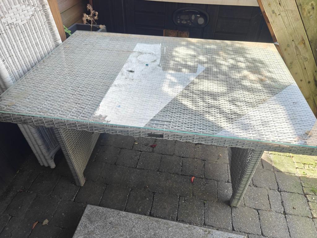 Gratis buiten tafel met glazen blad, Tuin en Terras, Ophalen of Verzenden